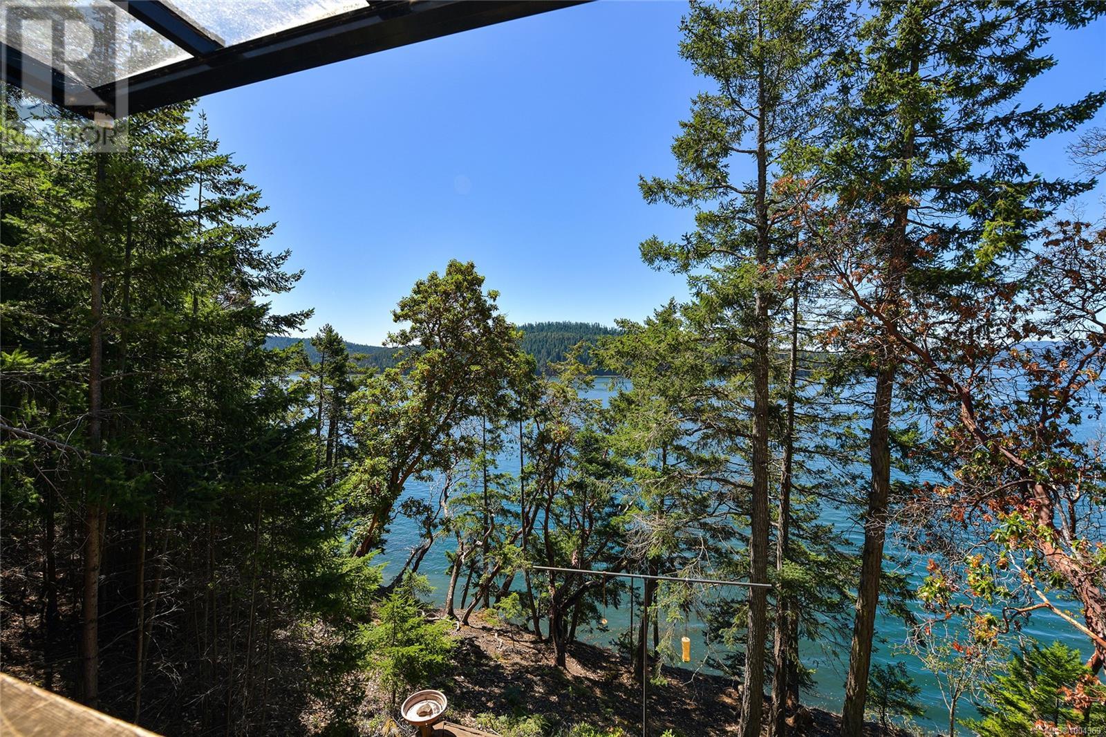  330 East West Road, Mayne Island