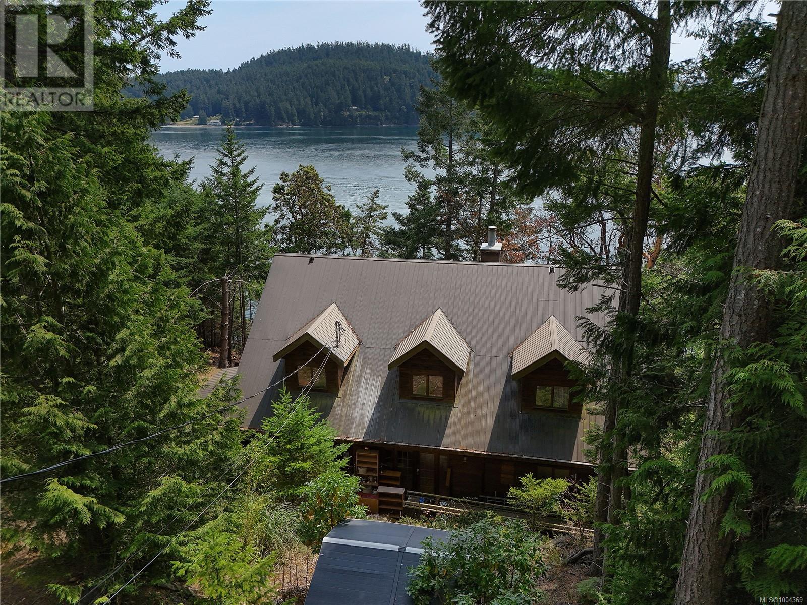  330 East West Road, Mayne Island