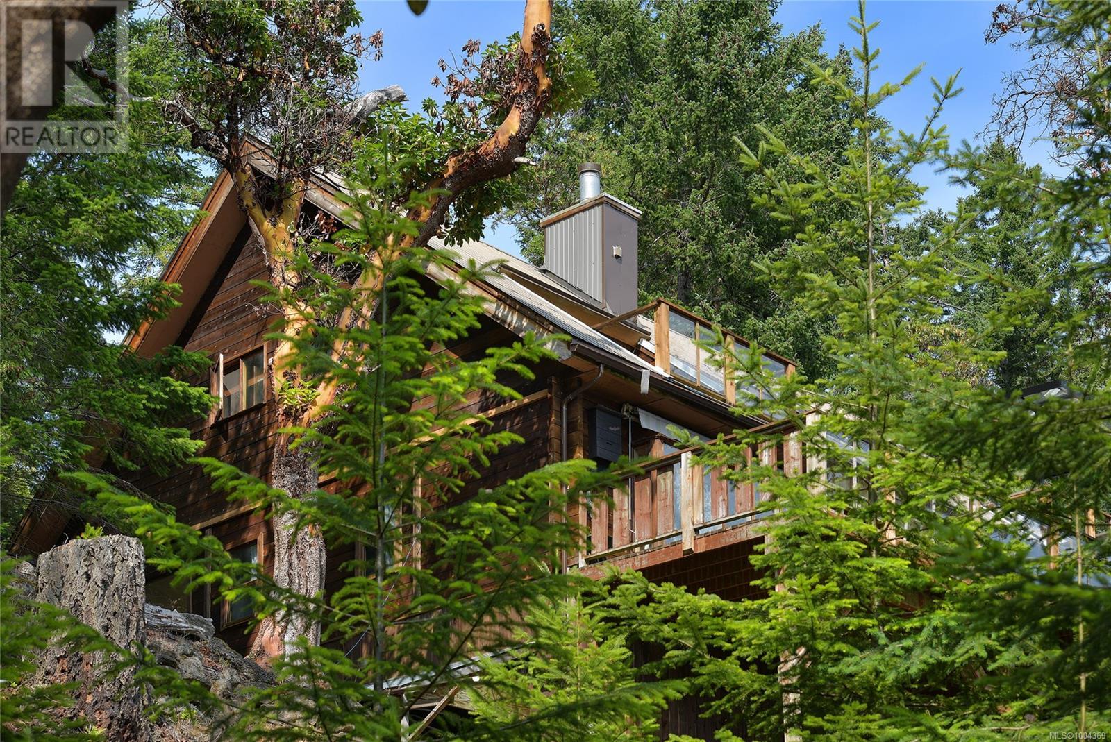  330 East West Road, Mayne Island