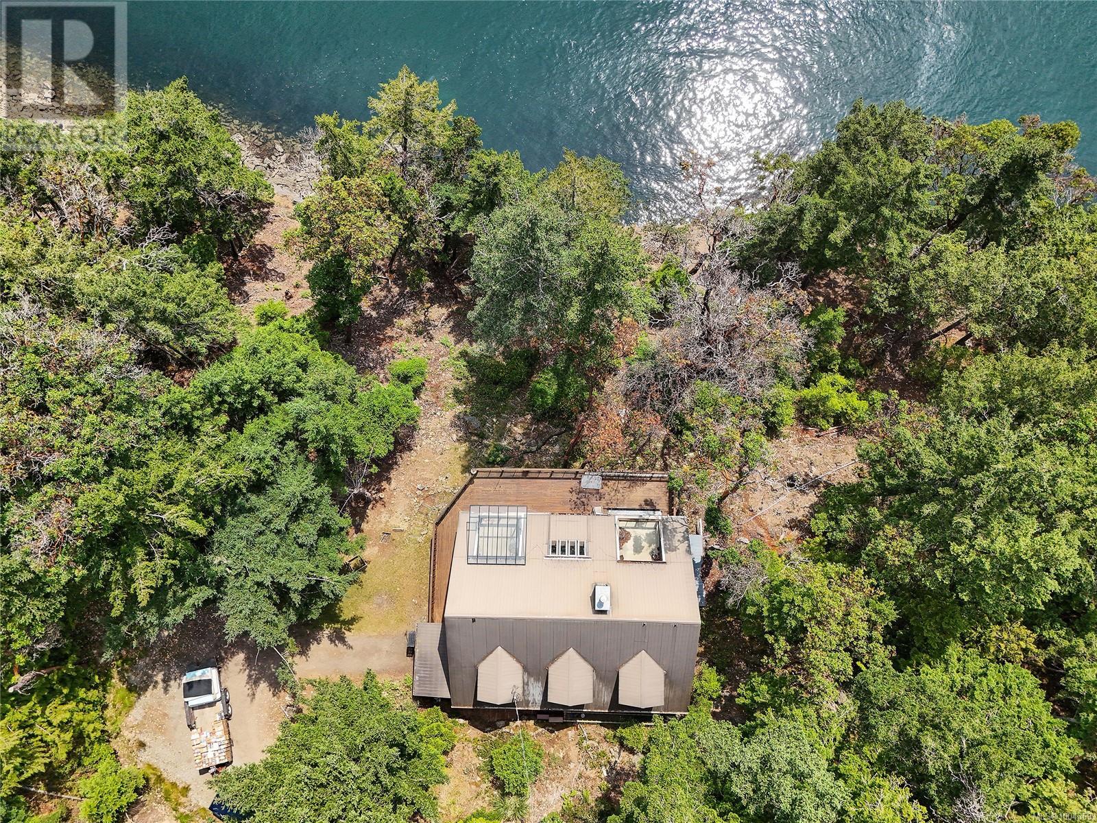  330 East West Road, Mayne Island