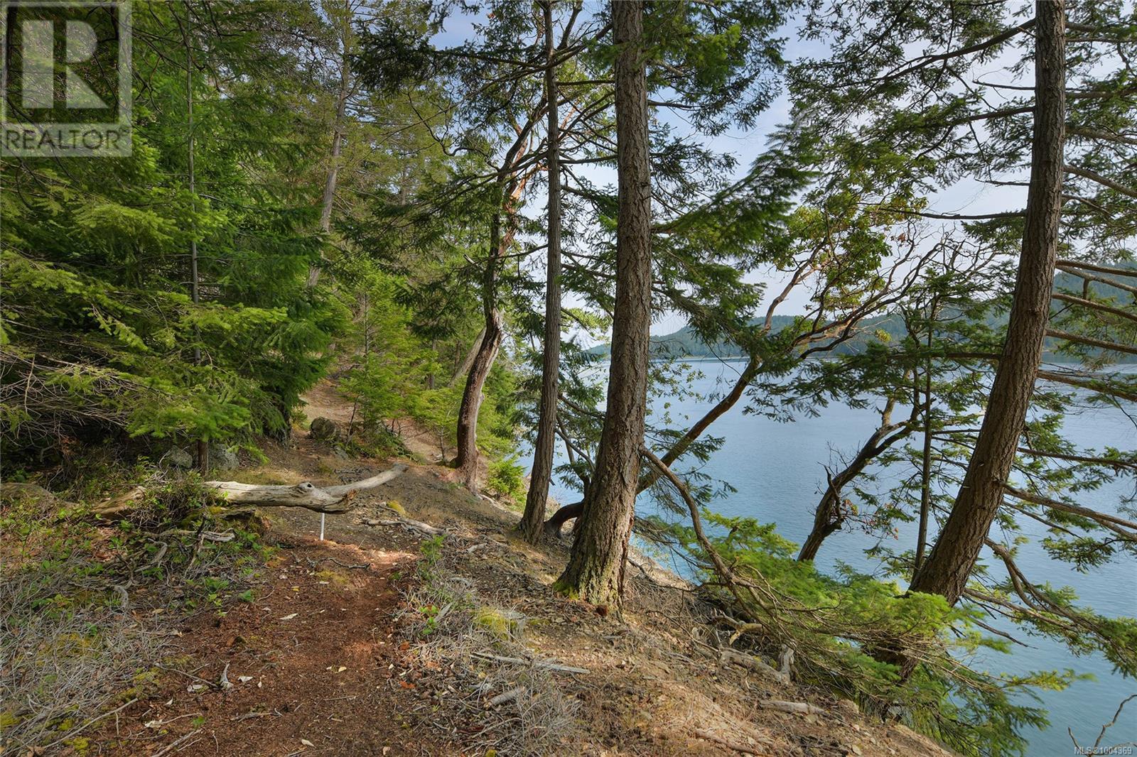  330 East West Road, Mayne Island