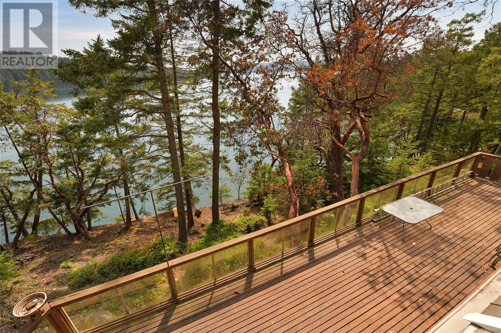  330 East West Road, Mayne Island