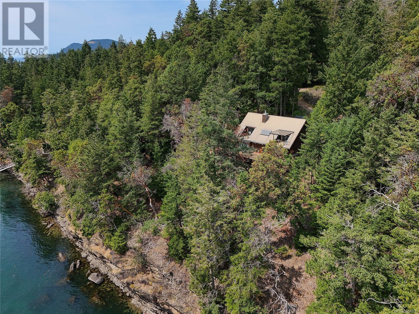  330 East West Road, Mayne Island
