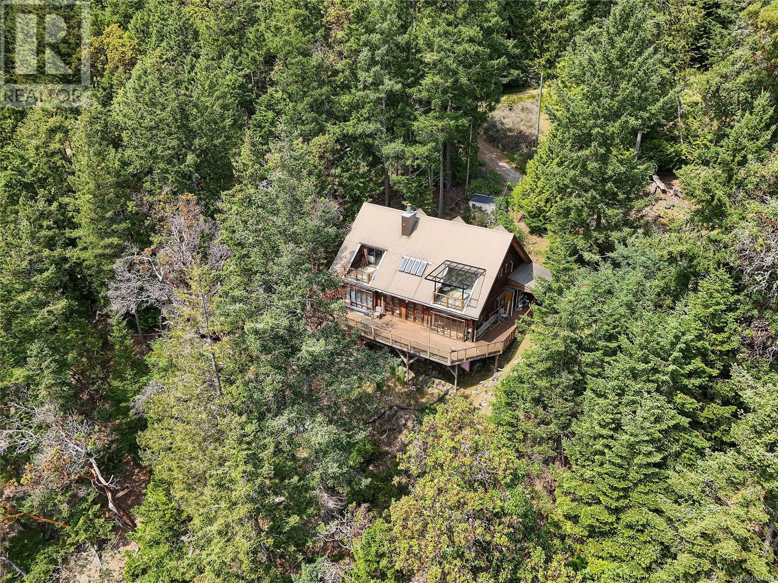  330 East West Road, Mayne Island