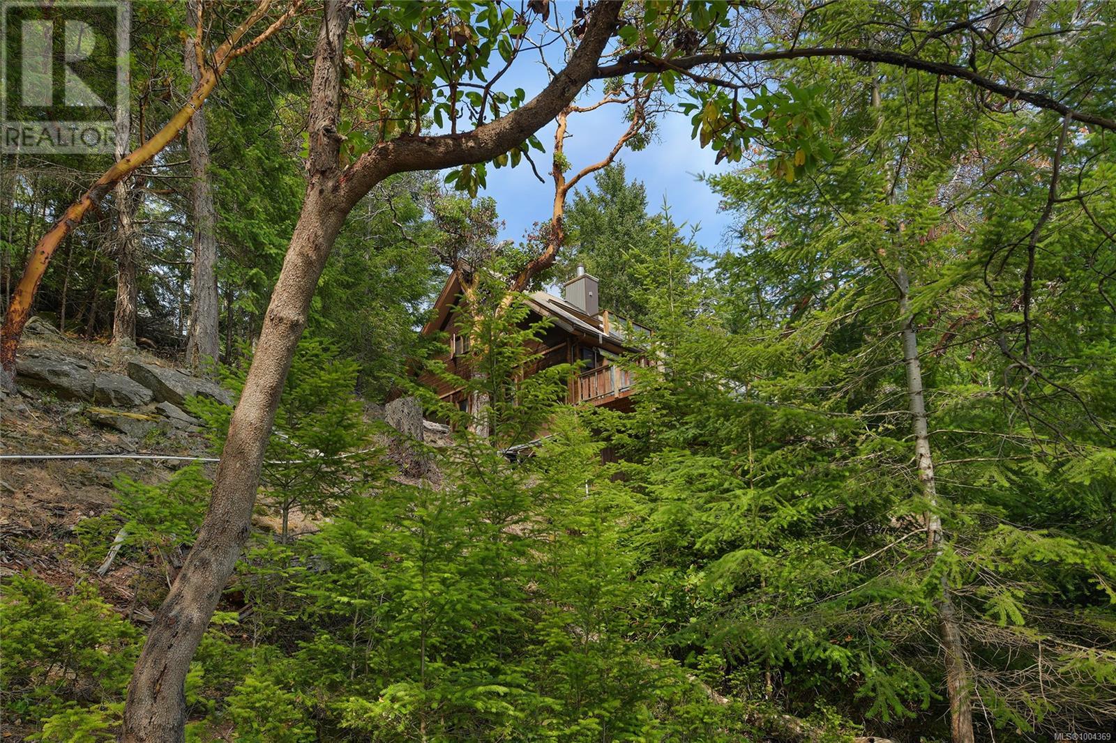  330 East West Road, Mayne Island