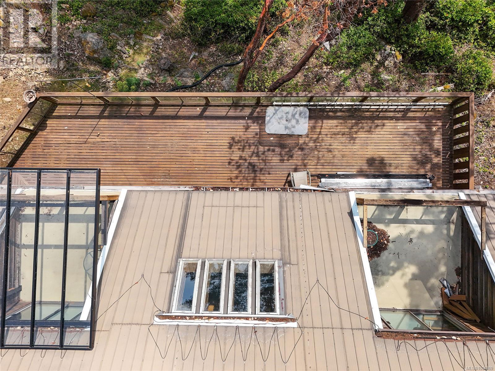  330 East West Road, Mayne Island