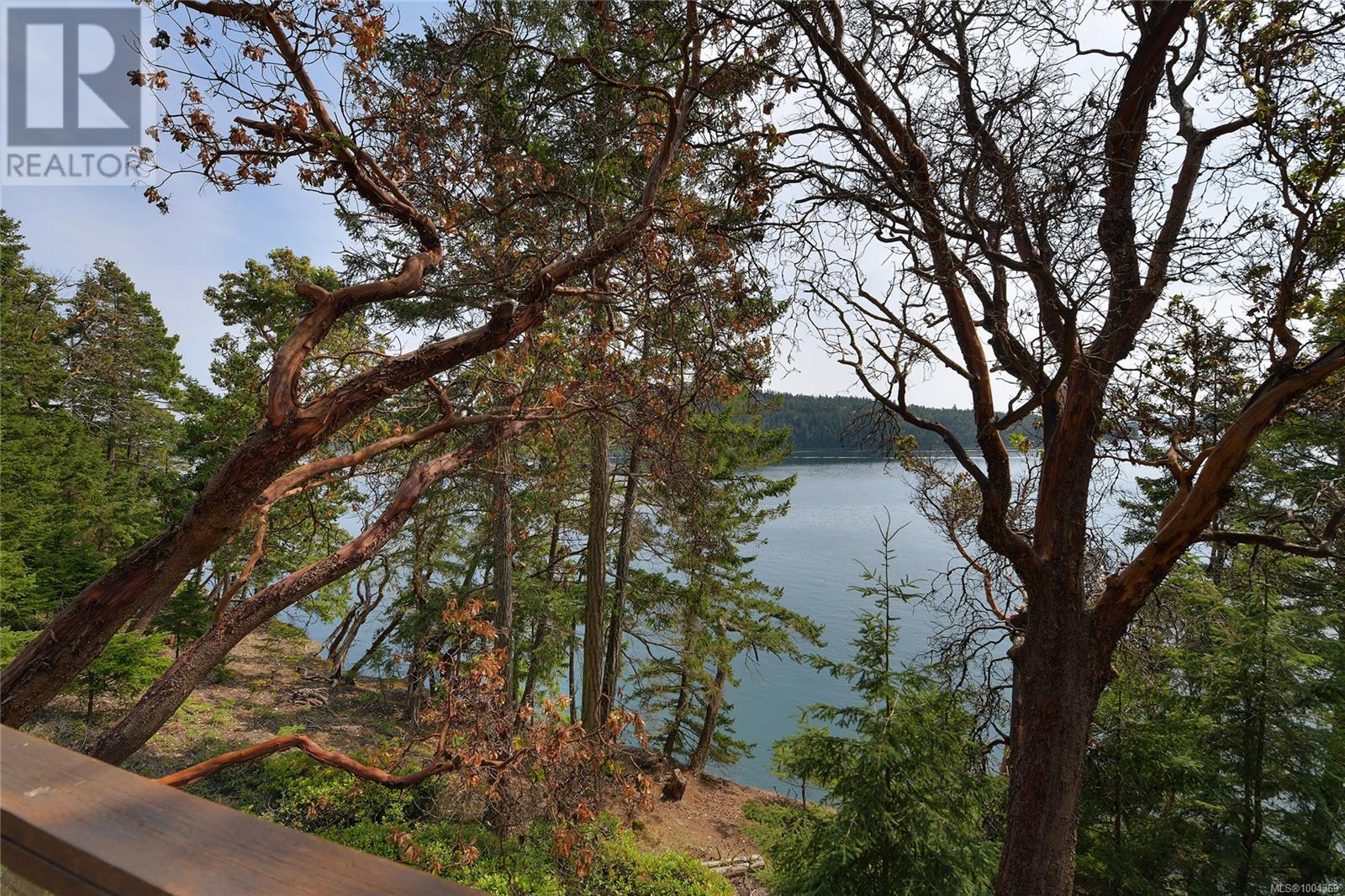  330 East West Road, Mayne Island