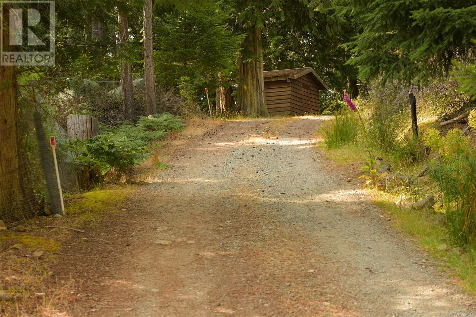  330 East West Road, Mayne Island