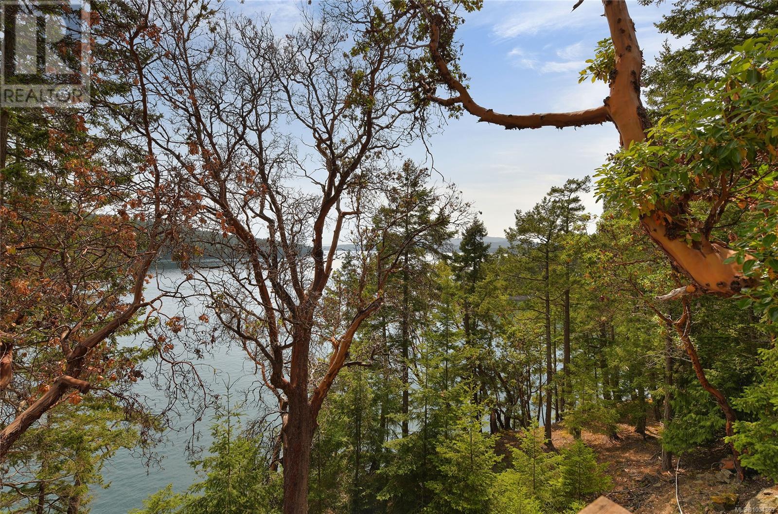  330 East West Road, Mayne Island