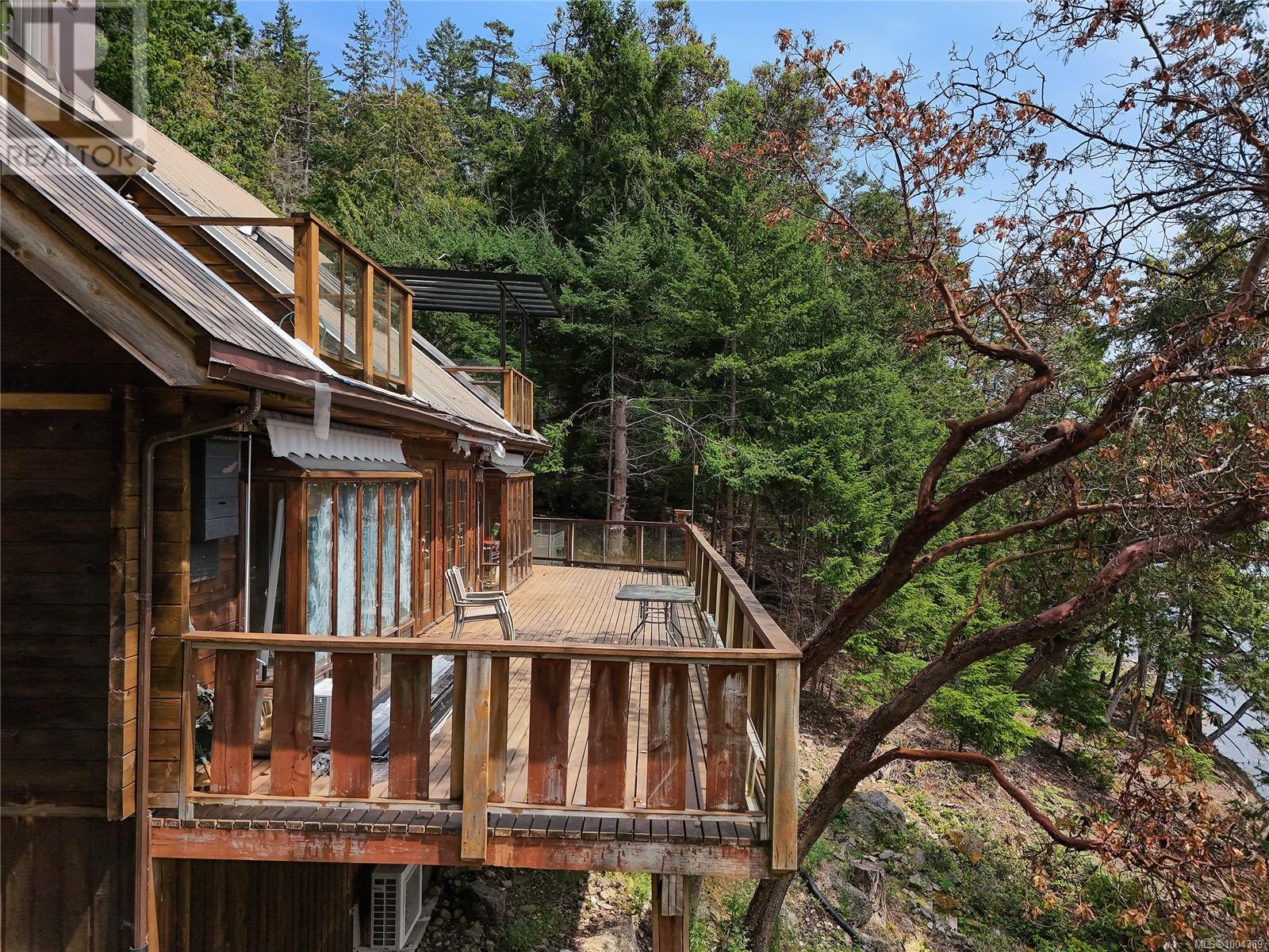  330 East West Road, Mayne Island
