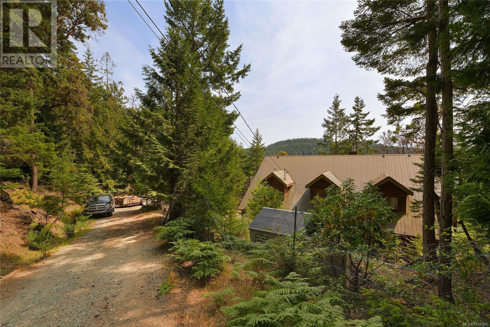  330 East West Road, Mayne Island