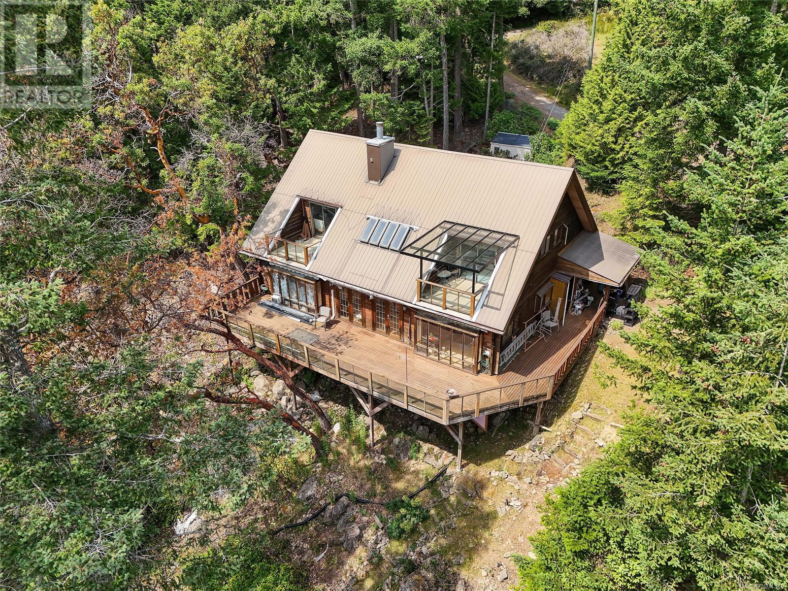  330 East West Road, Mayne Island