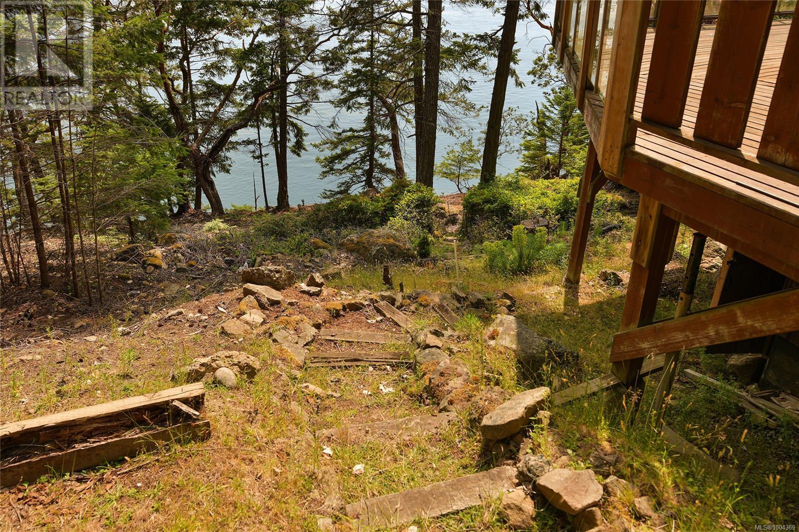 330 East West Road, Mayne Island