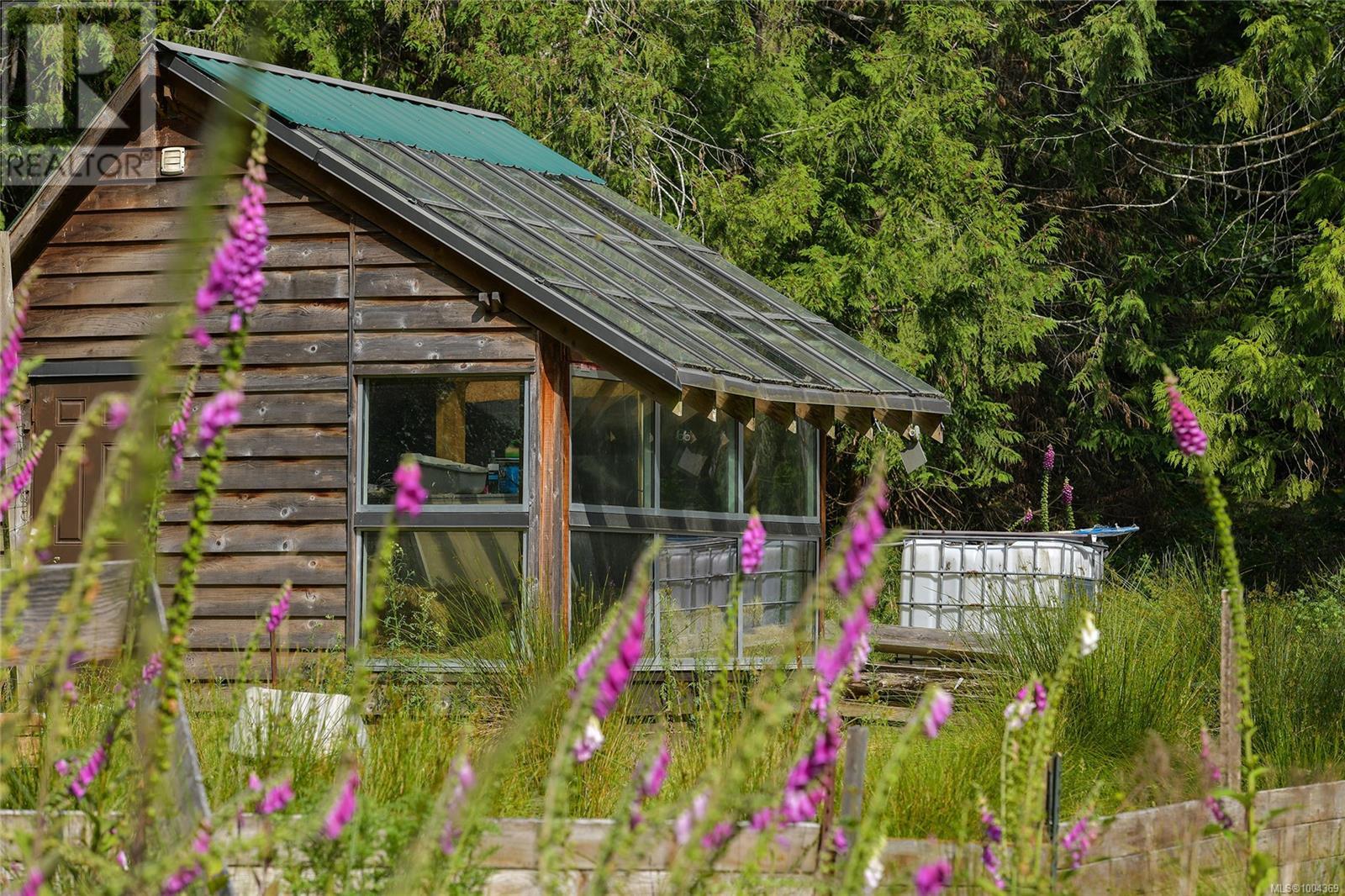  330 East West Road, Mayne Island