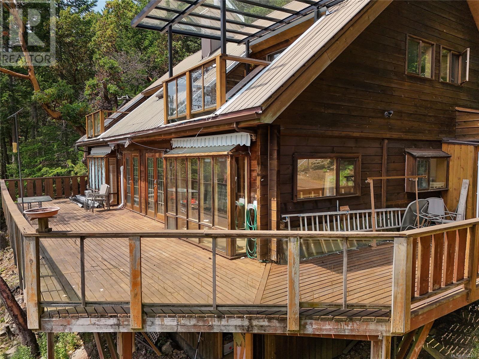 330 East West Road, Mayne Island