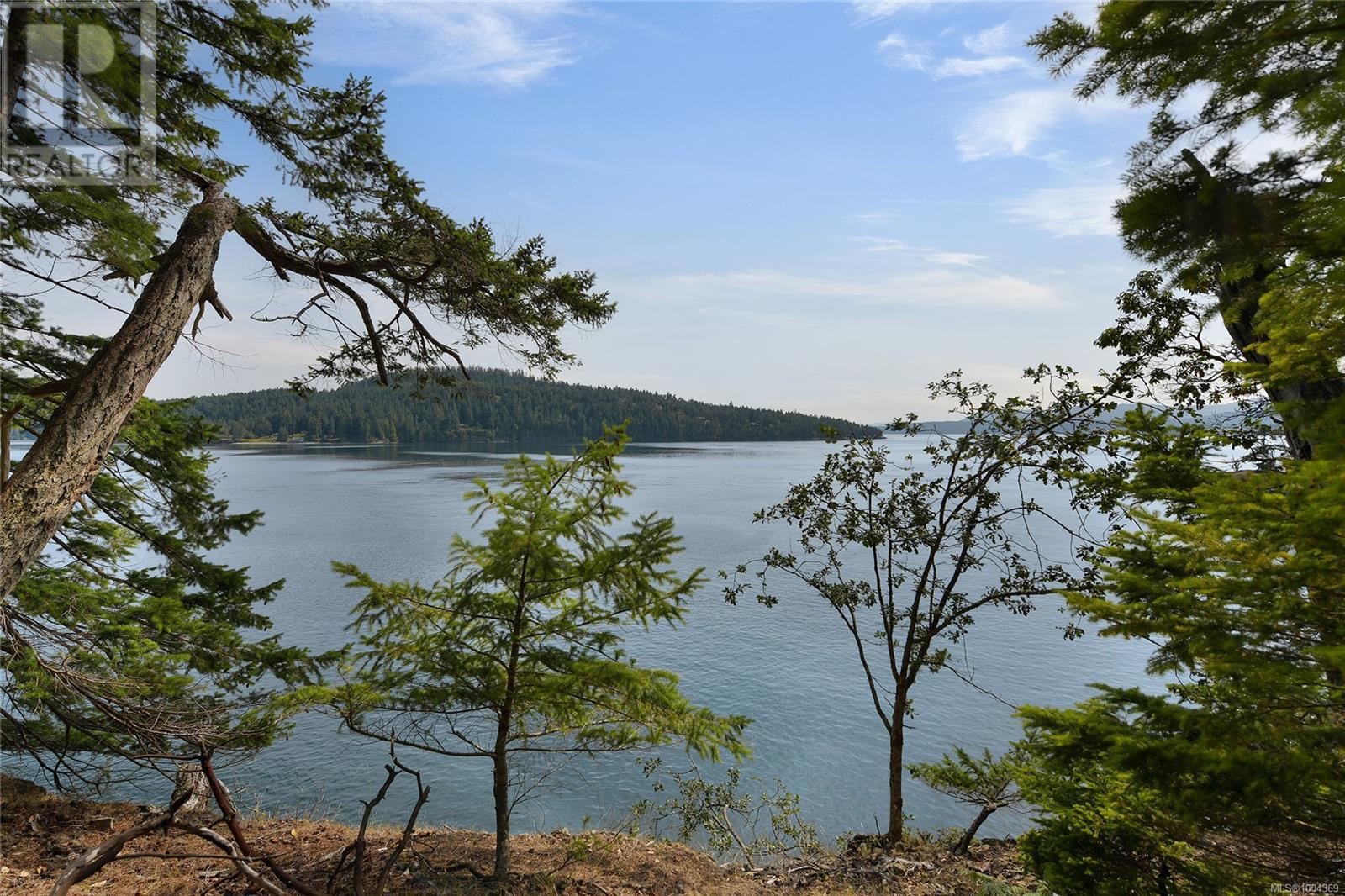  330 East West Road, Mayne Island