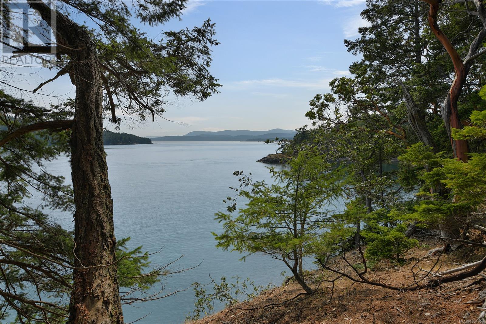  330 East West Road, Mayne Island