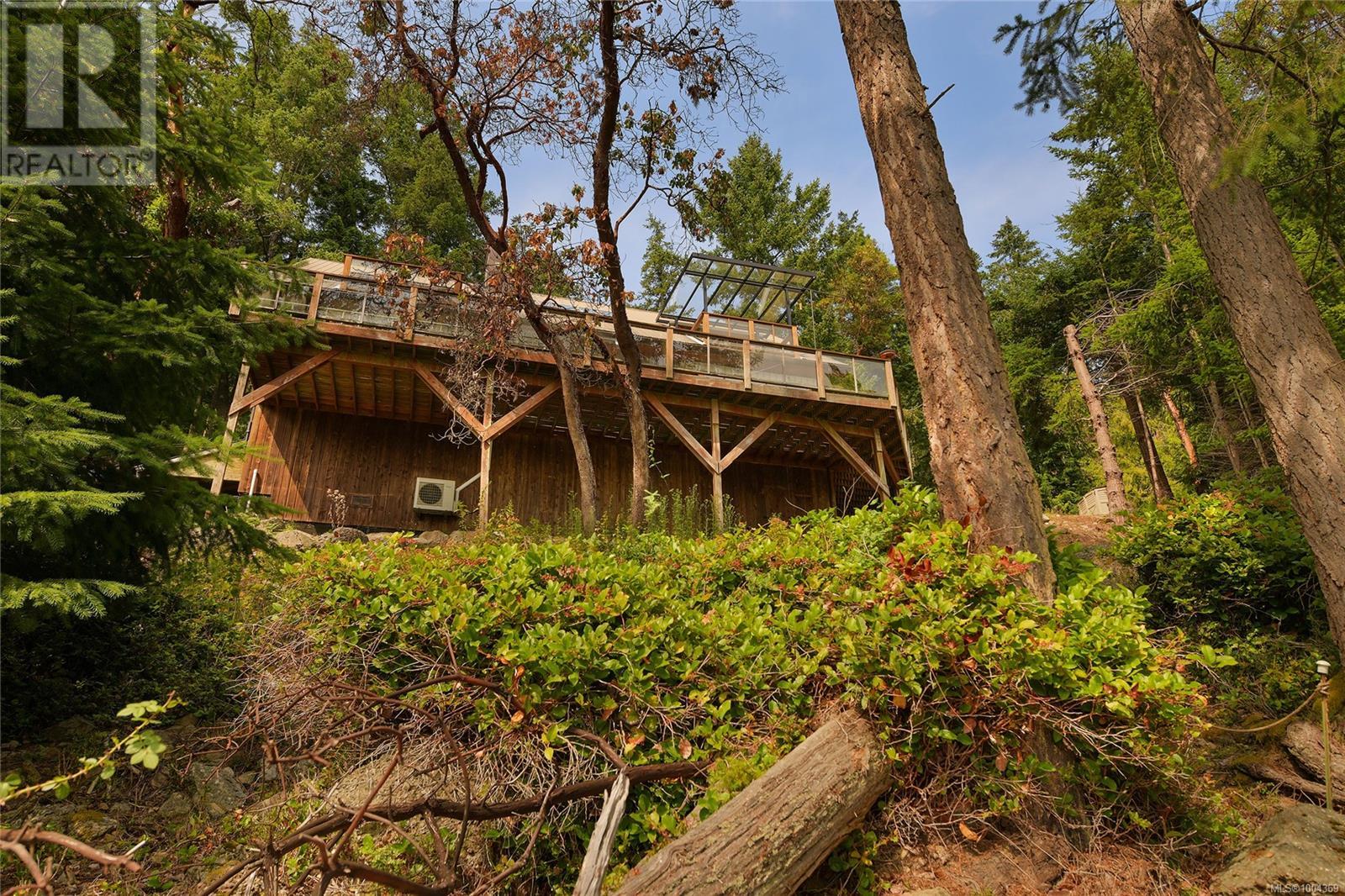  330 East West Road, Mayne Island