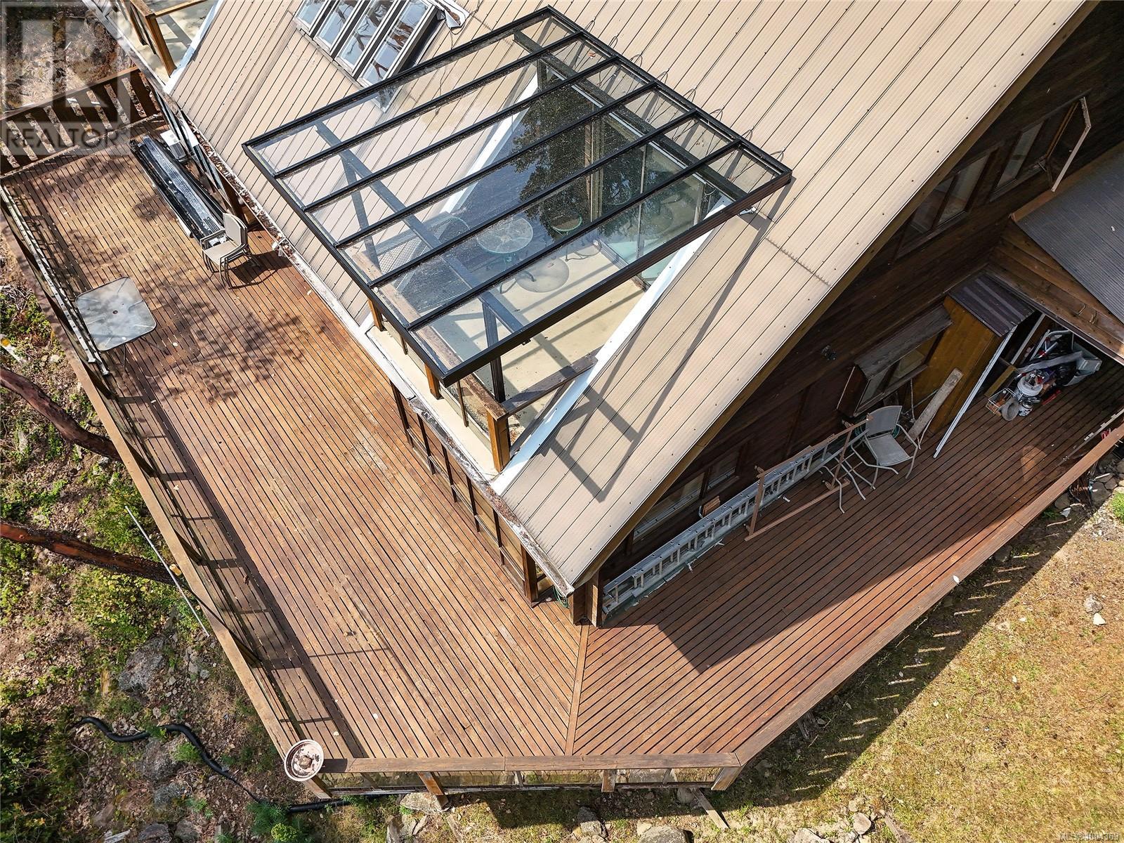  330 East West Road, Mayne Island