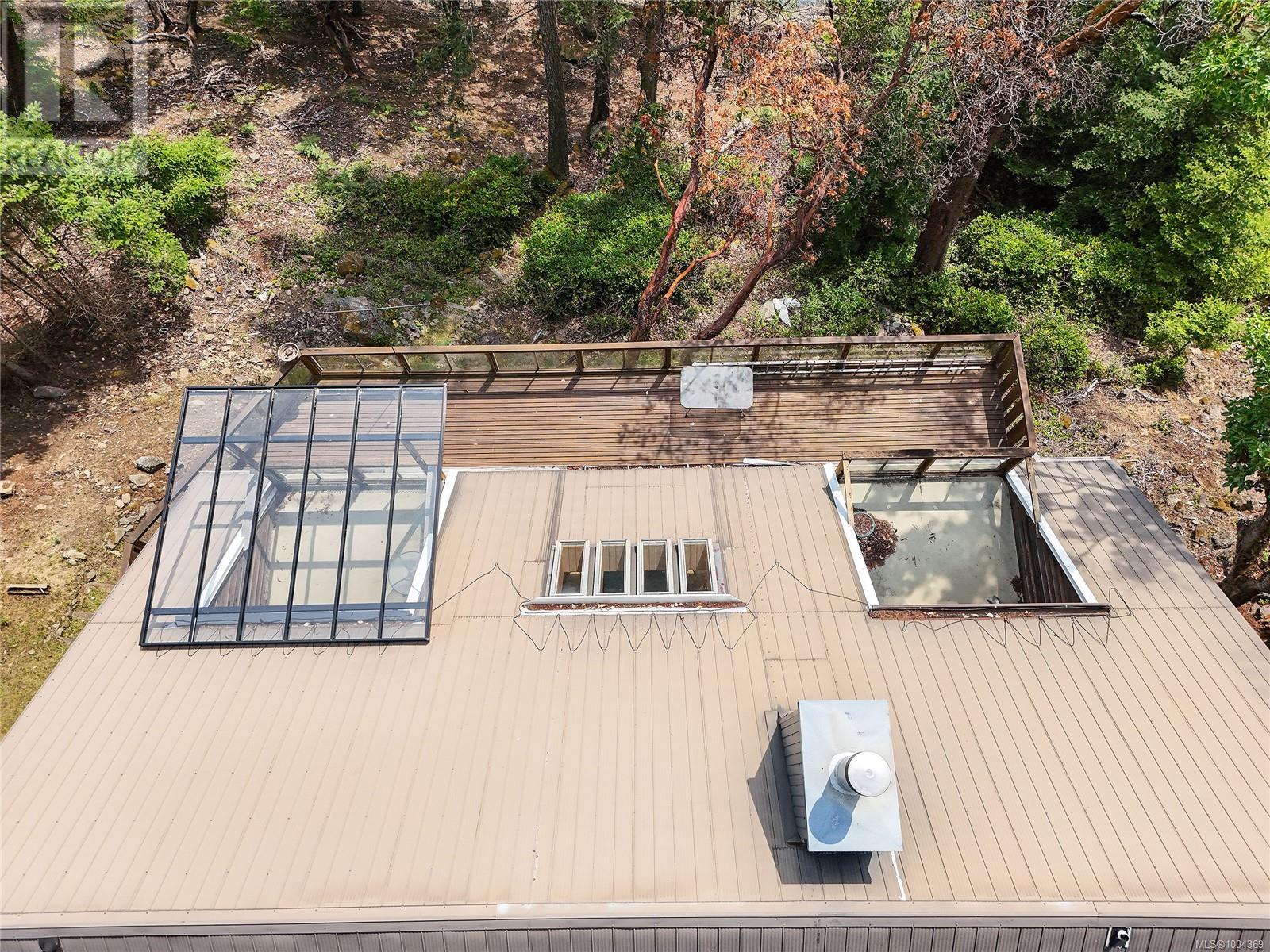  330 East West Road, Mayne Island
