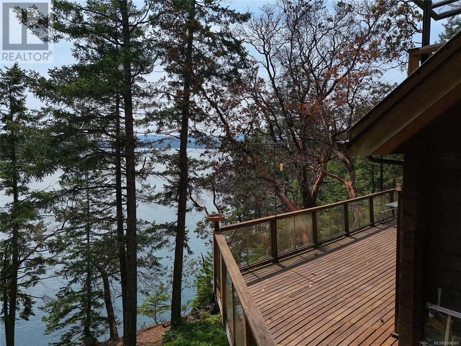  330 East West Road, Mayne Island
