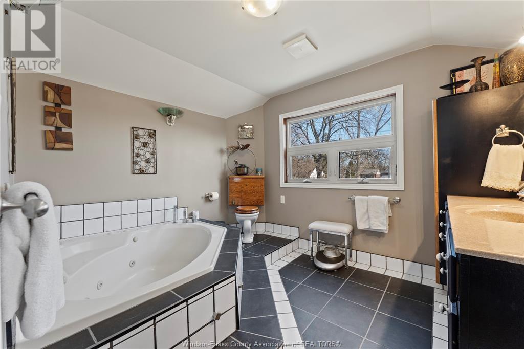 Photo 33 of 910 Jefferson Boulevard, Windsor ON