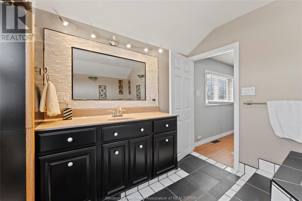 Photo 20 of 910 Jefferson Boulevard, Windsor ON