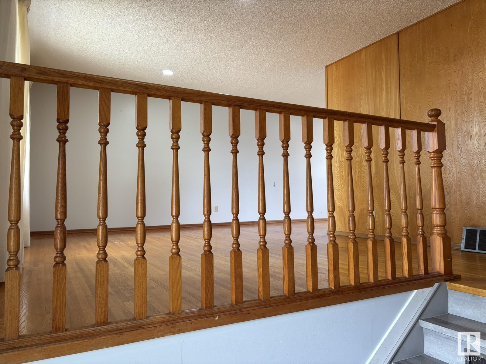Photo 3 of 16603 95 Av Nw, Edmonton AB