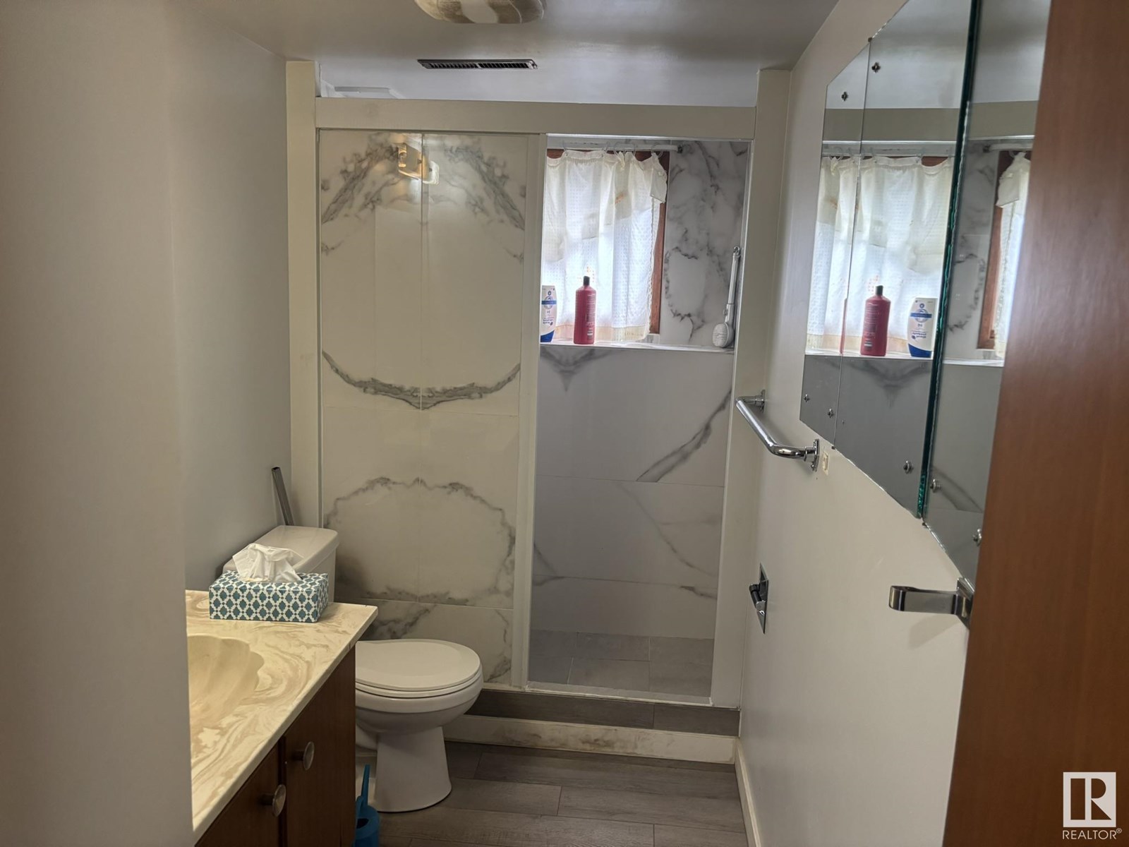 Photo 9 of 16603 95 Av Nw, Edmonton AB