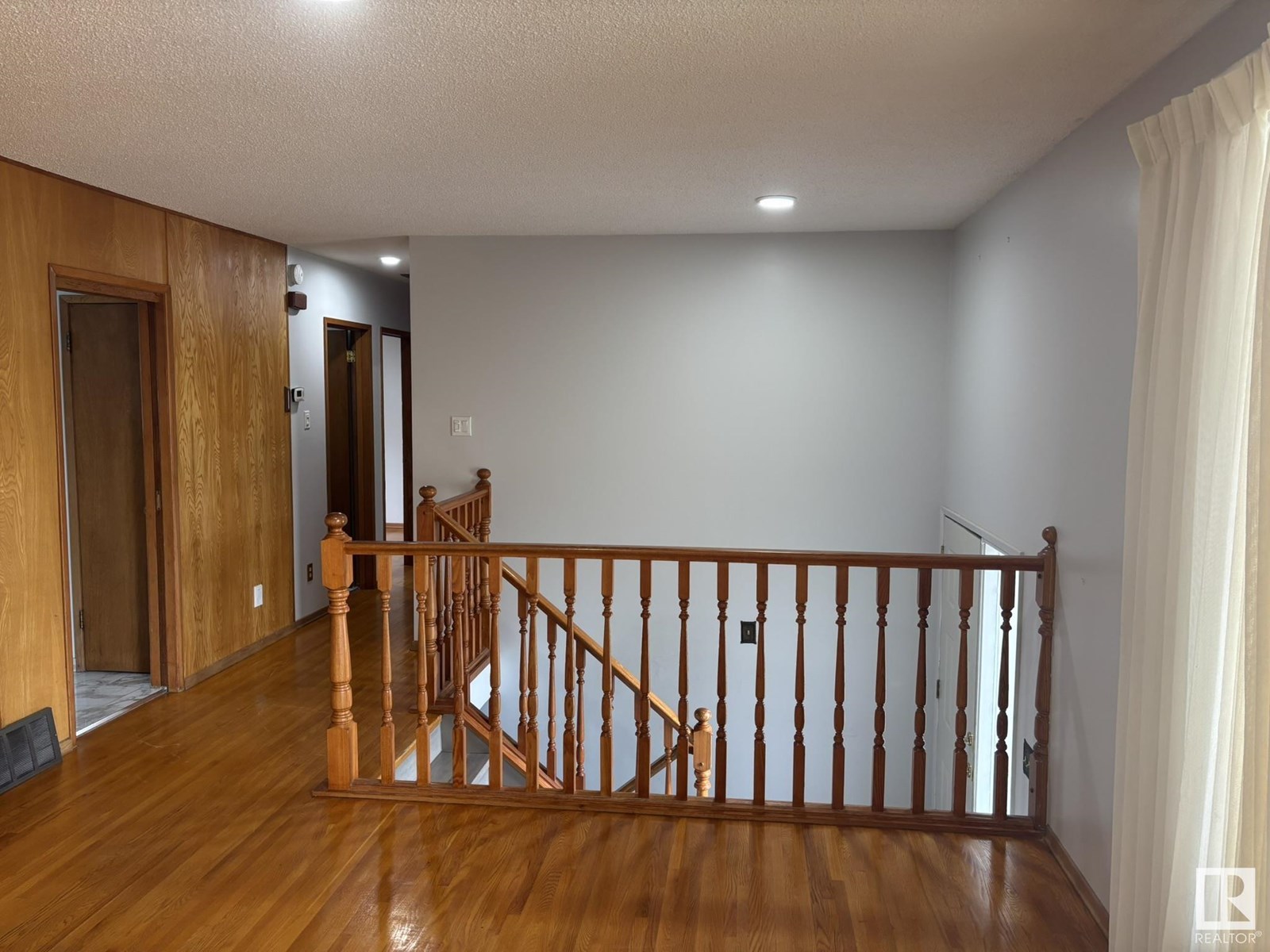 Photo 13 of 16603 95 Av Nw, Edmonton AB