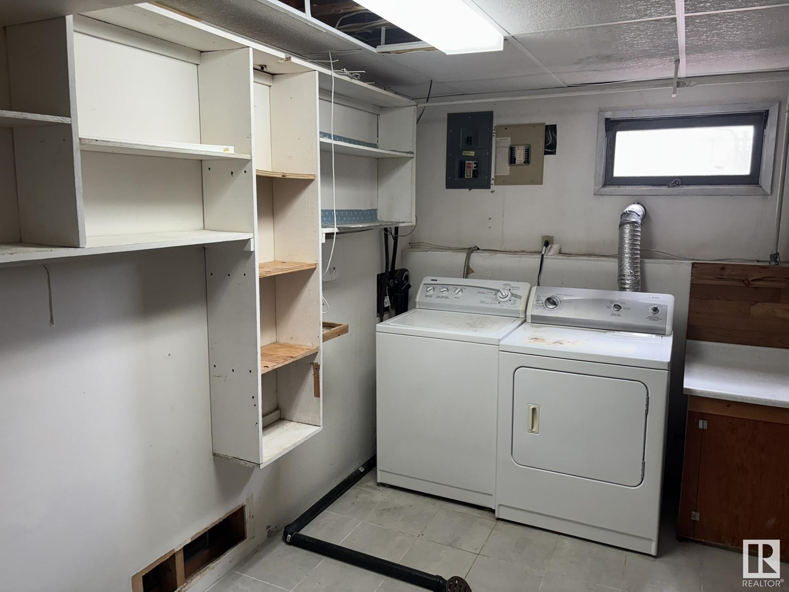 Photo 8 of 16603 95 Av Nw, Edmonton AB