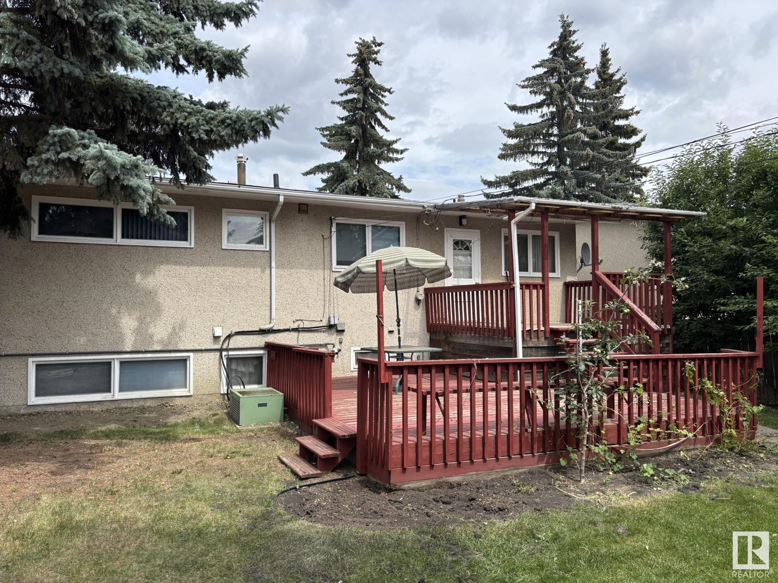 Photo 10 of 16603 95 Av Nw, Edmonton AB