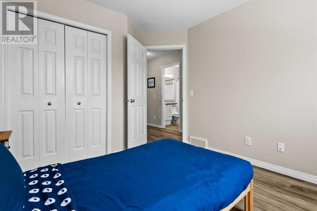 Single Family House for Sale in  Simcoe Place SW Signal Hill Calgary 