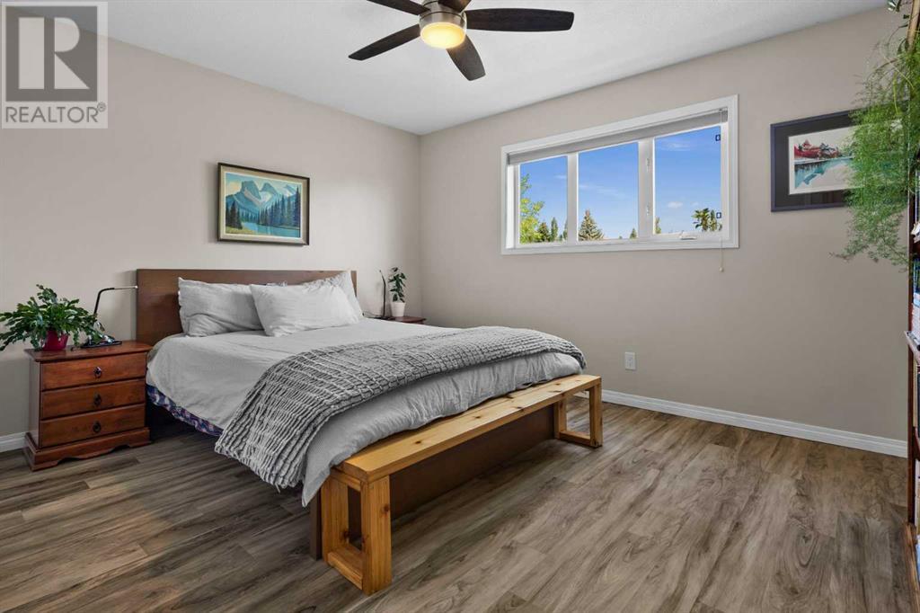 Single Family House for Sale in  Simcoe Place SW Signal Hill Calgary 