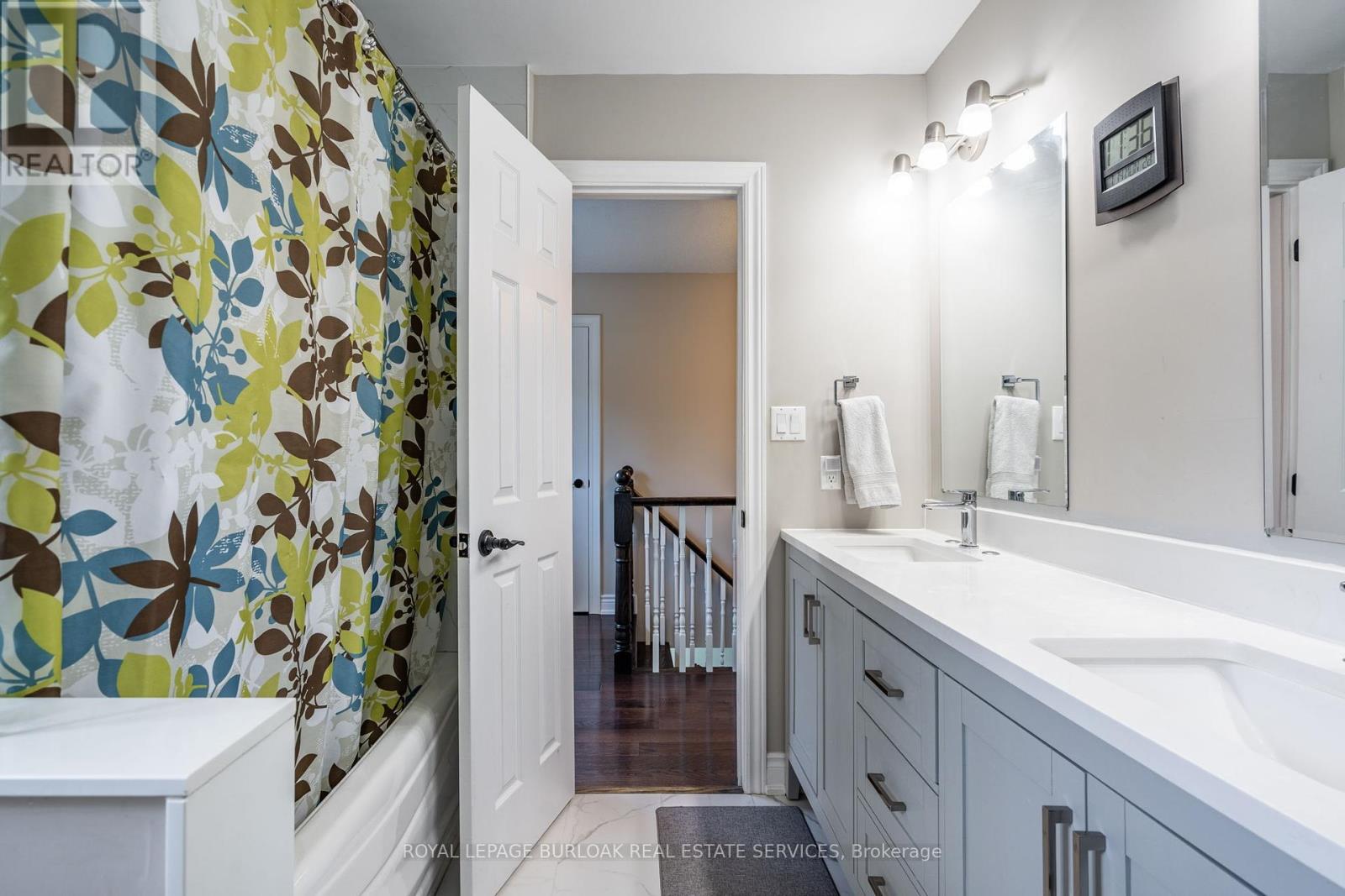 Photo 37 of 2445 Cavendish Drive, Burlington ON