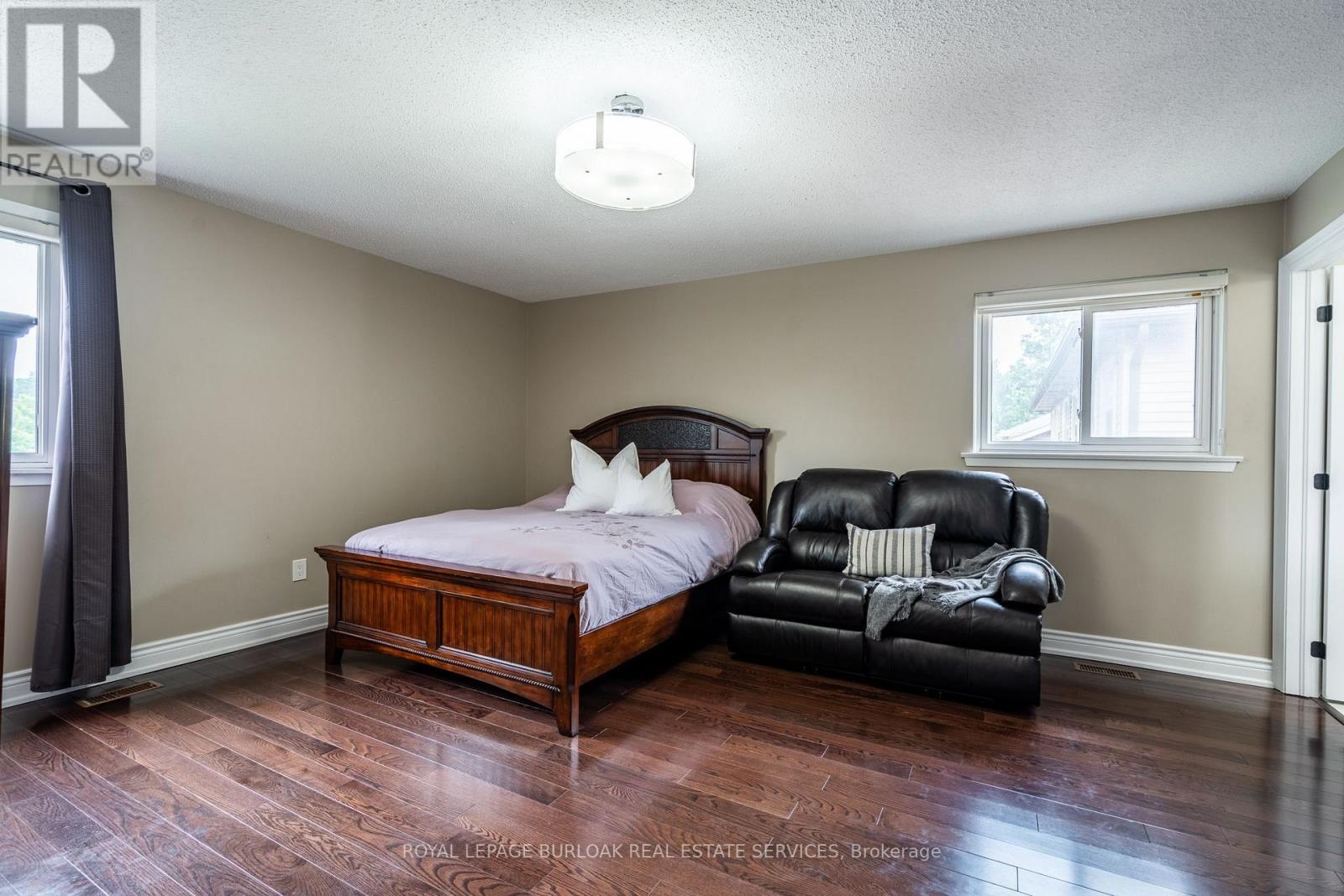 Photo 3 of 2445 Cavendish Drive, Burlington ON