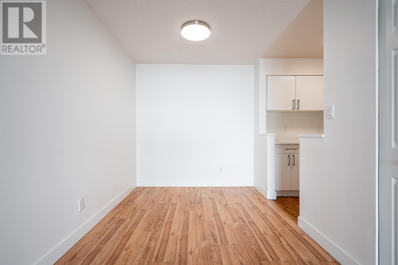 Photo 9 of 208 1550 Chesterfield Avenue, North Vancouver BC