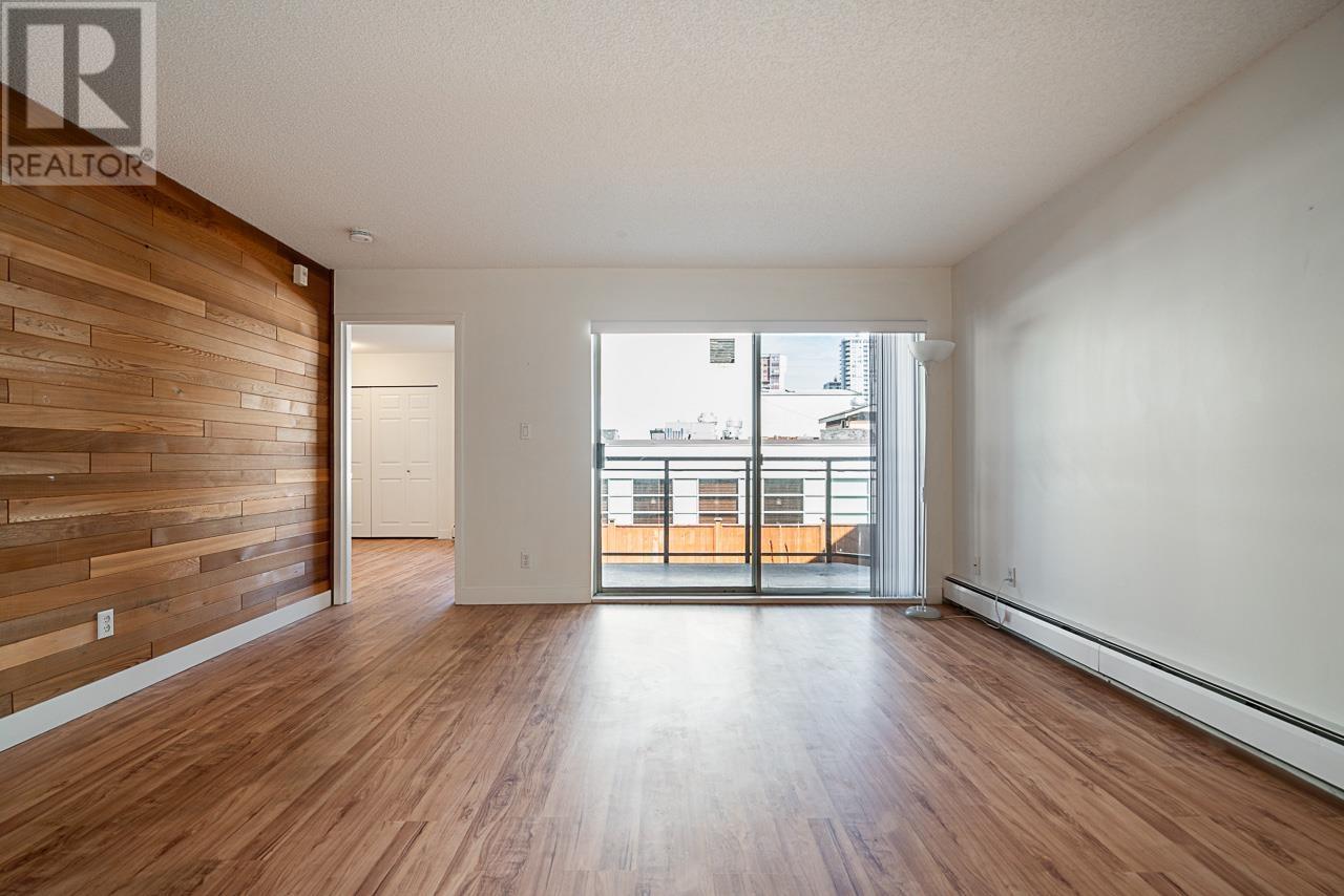 Photo 12 of 208 1550 Chesterfield Avenue, North Vancouver BC