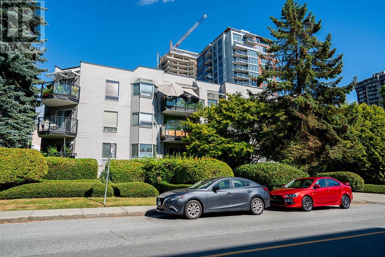 Photo 2 of 208 1550 Chesterfield Avenue, North Vancouver BC