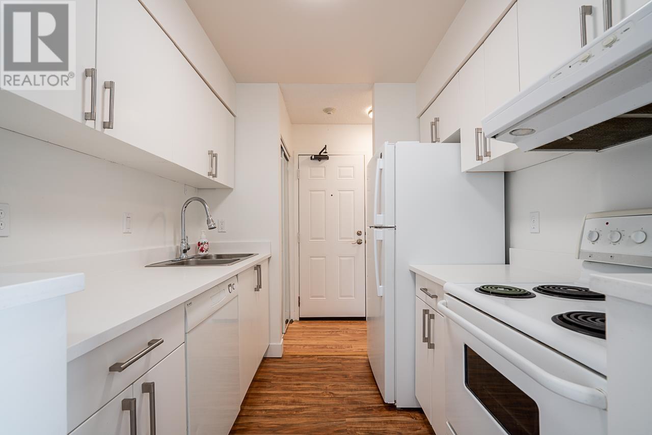 Photo 5 of 208 1550 Chesterfield Avenue, North Vancouver BC