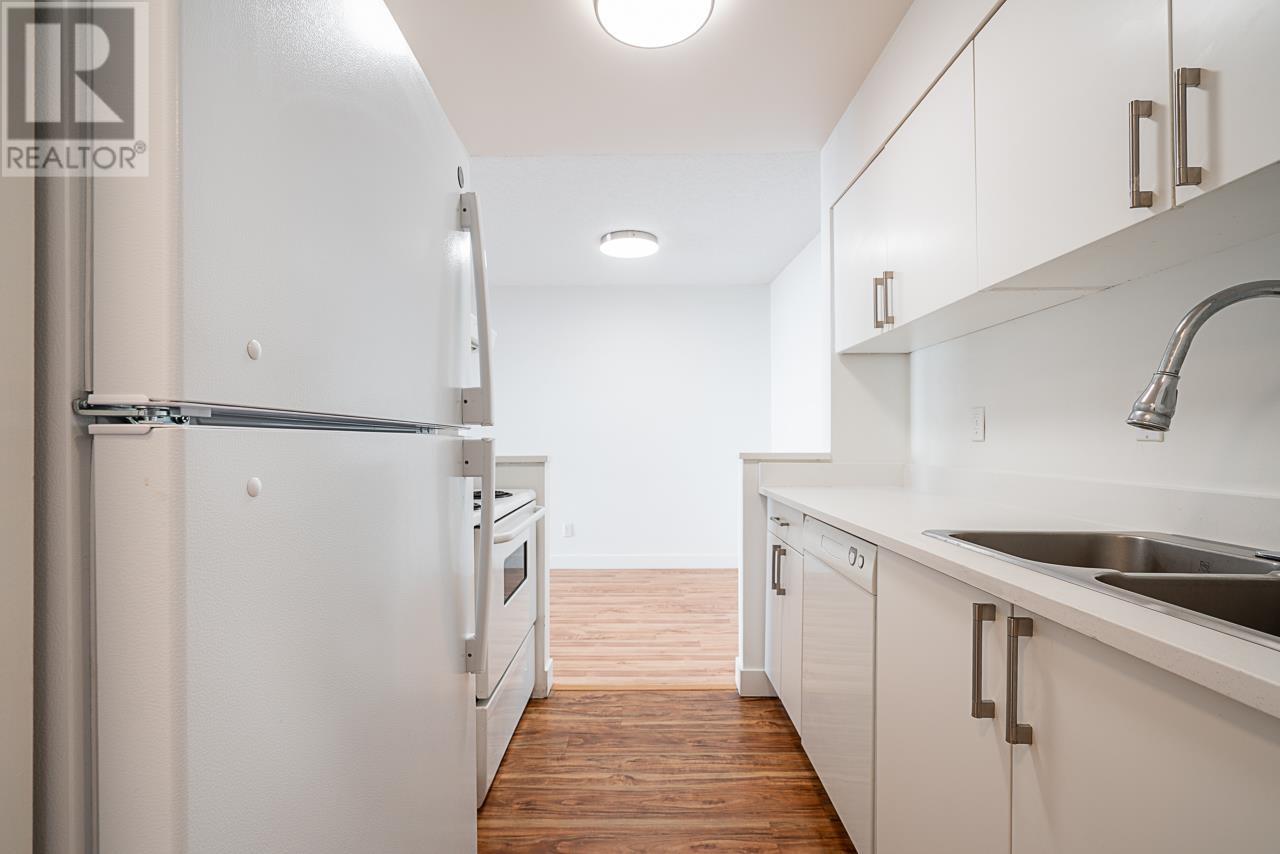 Photo 6 of 208 1550 Chesterfield Avenue, North Vancouver BC