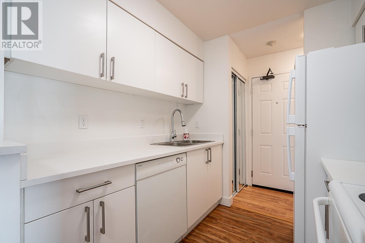 Photo 7 of 208 1550 Chesterfield Avenue, North Vancouver BC
