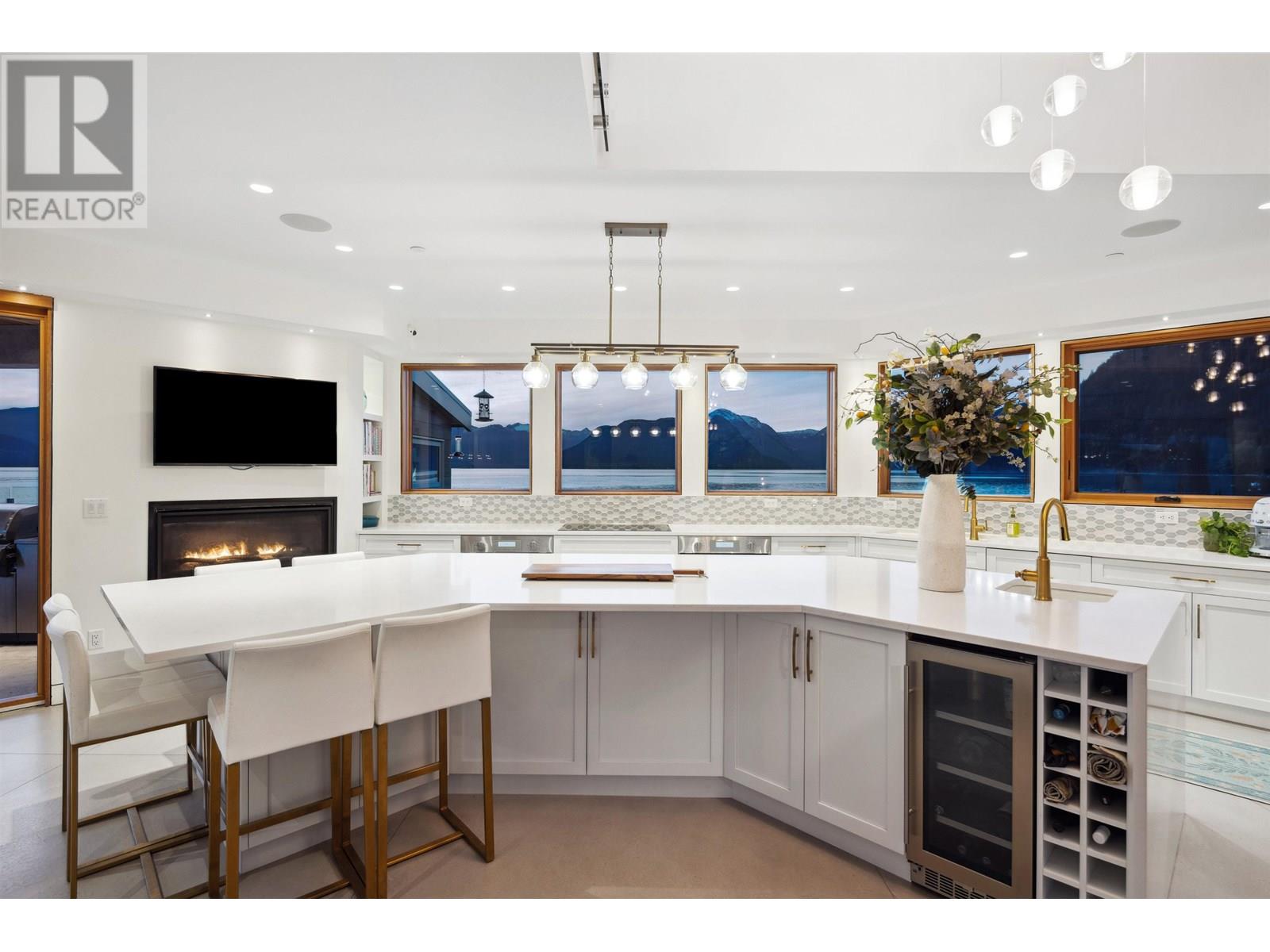 15 BRUNSWICK BEACH ROAD, Lions Bay