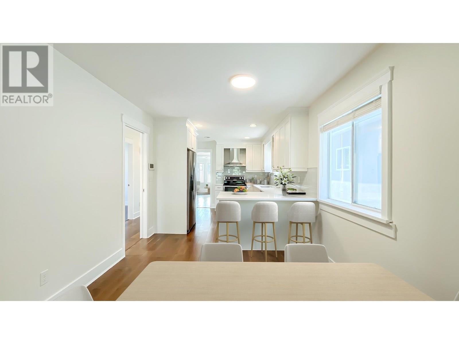 Photo 5 of 5076 Smith Avenue, Burnaby BC