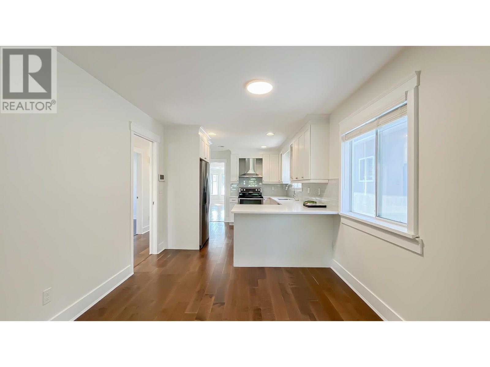 Photo 6 of 5076 Smith Avenue, Burnaby BC