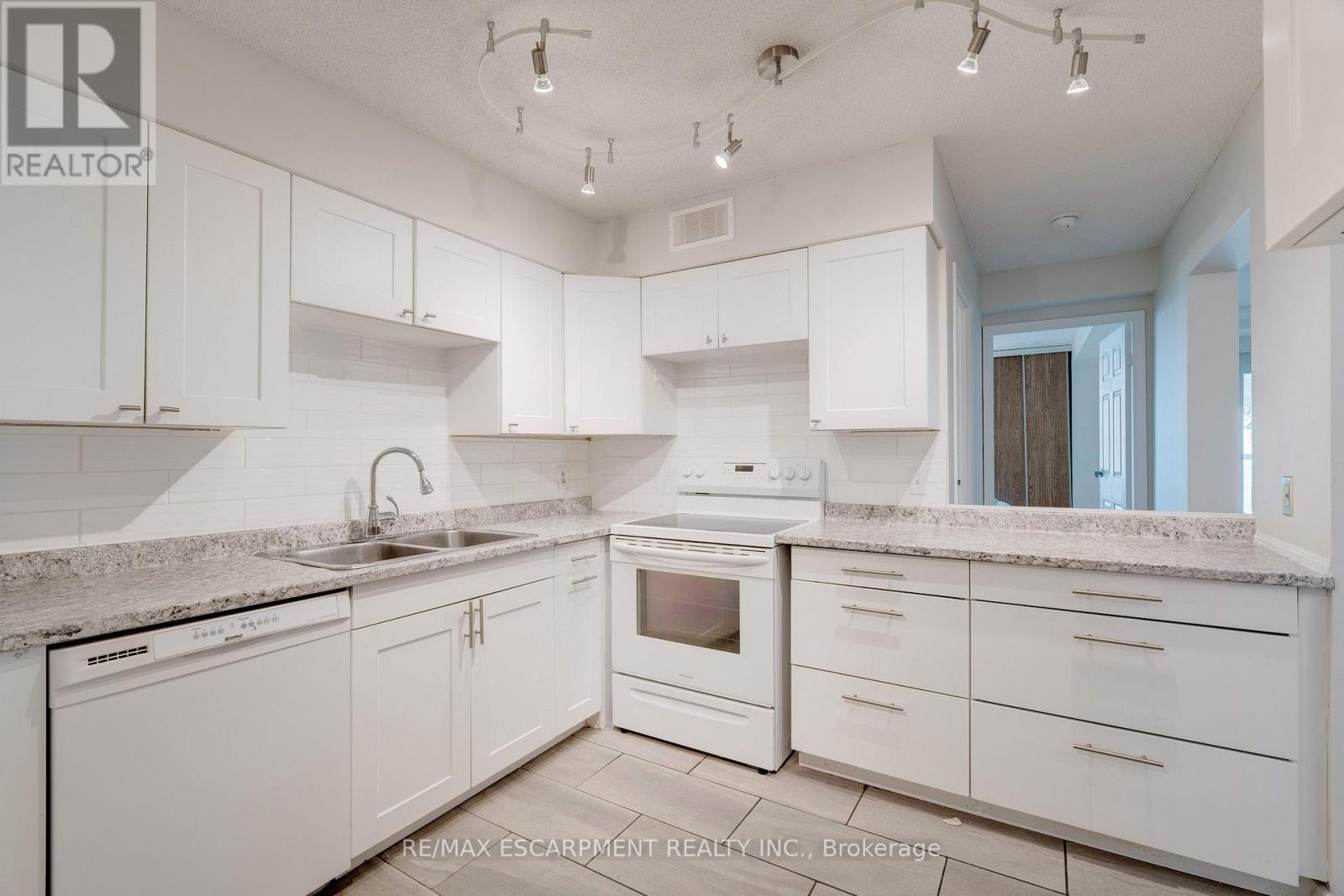 Photo 29 of 205 5280 Lakeshore Road, Burlington ON