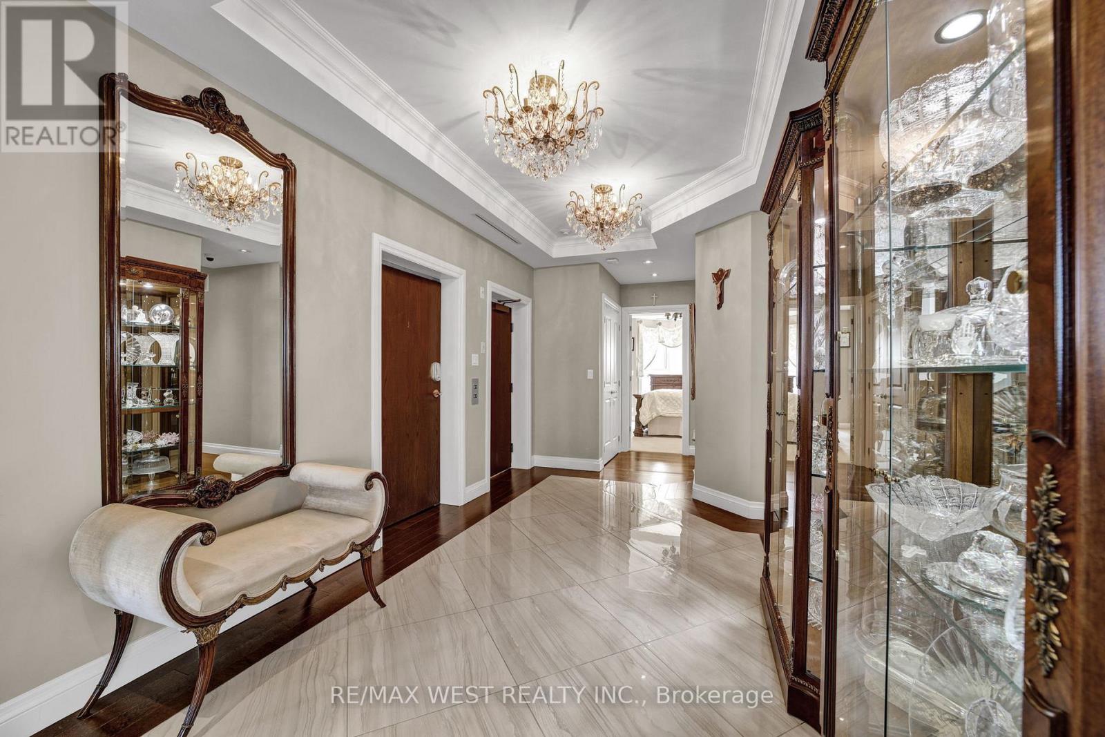 Photo 2 of 5 W 174 Mountain Park Avenue, Hamilton ON