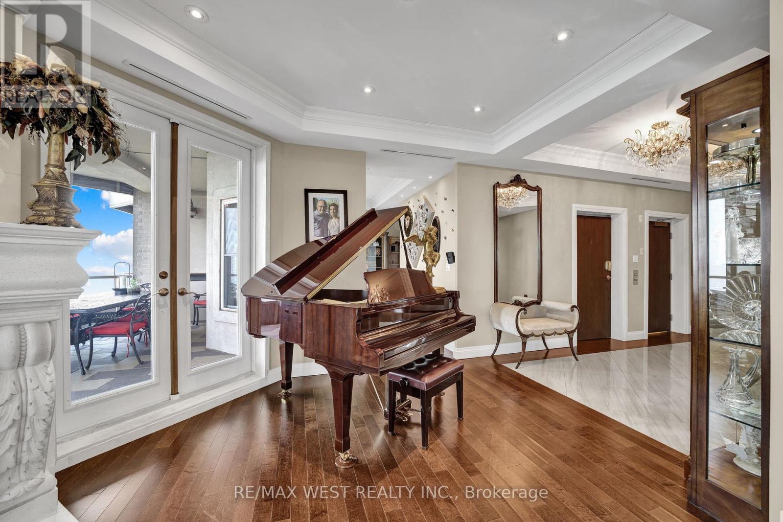 Photo 1 of 5 W 174 Mountain Park Avenue, Hamilton ON