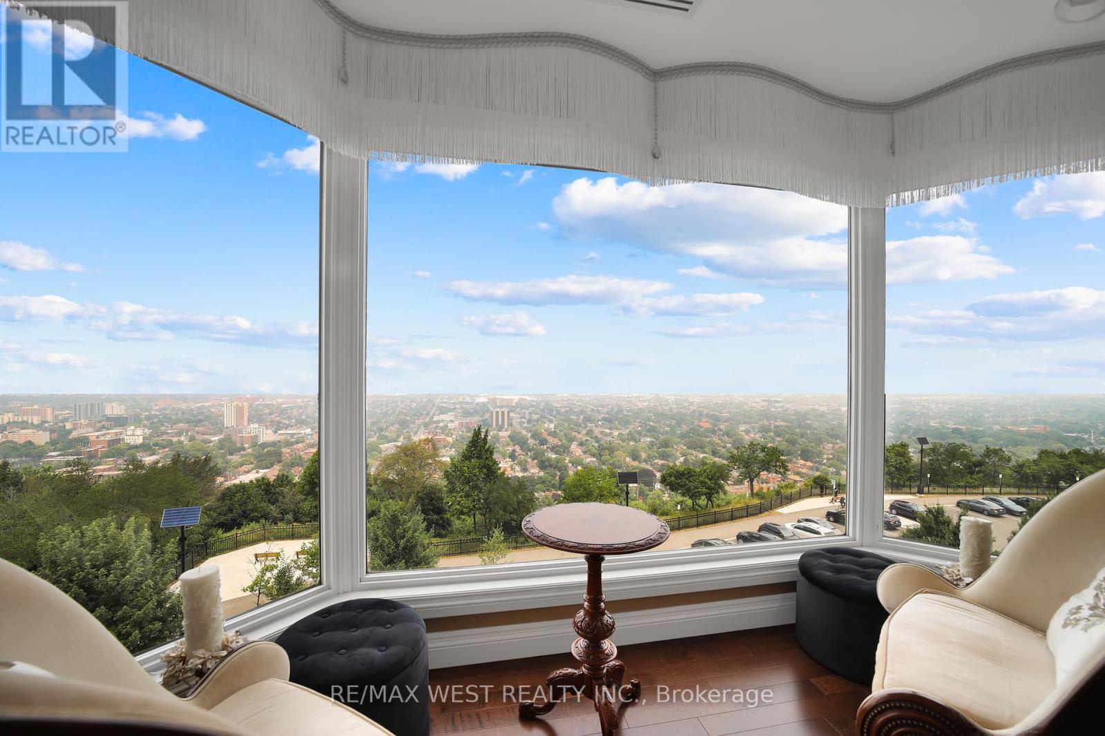 Photo 6 of 5 W 174 Mountain Park Avenue, Hamilton ON