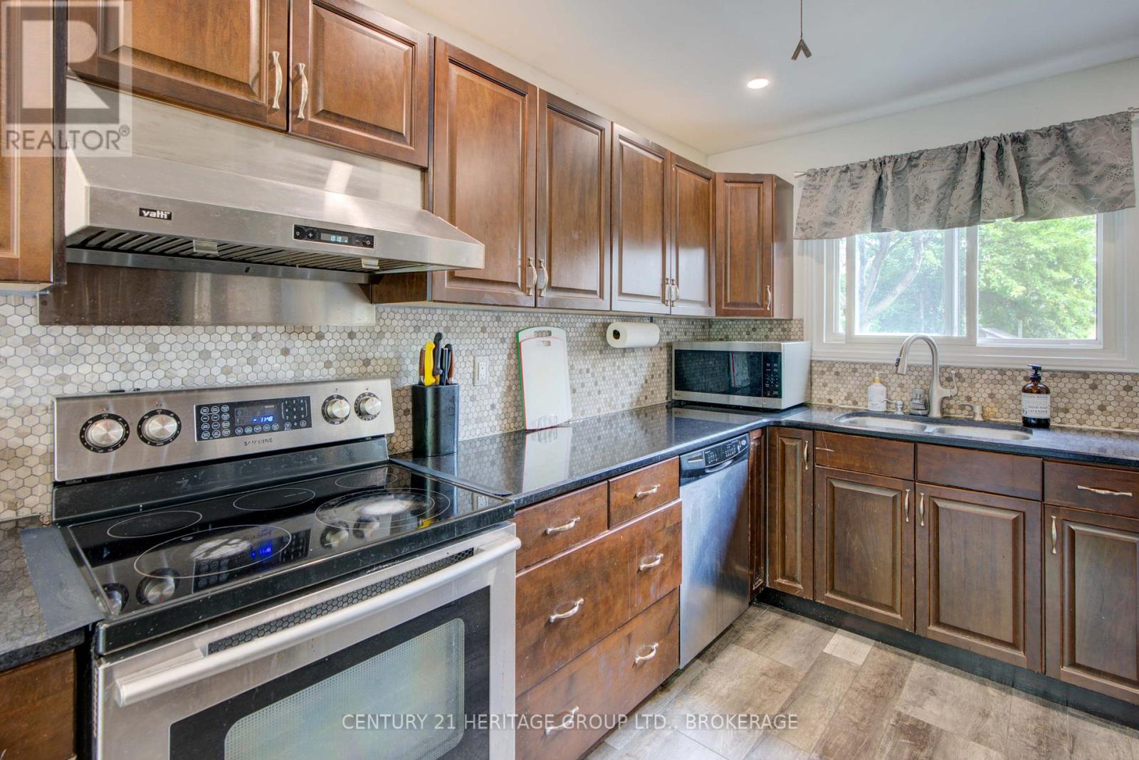 Photo 14 of 836 Milford Drive, Kingston ON